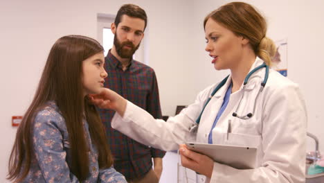 Doctora-Hablando-Con-Su-Paciente