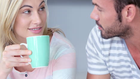 Linda-Pareja-Tomando-Café-Juntos-