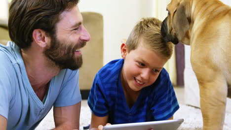 Padre-E-Hijo-Jugando-Con-Un-Perro