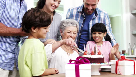 Glückliche-Familie,-Die-Einen-Geburtstag-Feiert