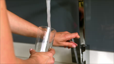 Mujer-Vertiendo-Agua-En-Su-Vaso