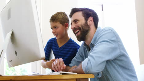 Feliz-Padre-E-Hijo-Usando-La-Computadora-Juntos-