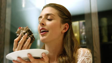 Business-woman-eating-a-chocolate-cake
