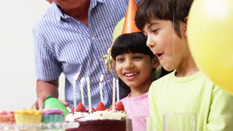 Familia-Feliz-Celebrando-Un-Cumpleaños-Juntos