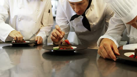 Chefs-Dando-El-Toque-Final-A-Los-Postres.