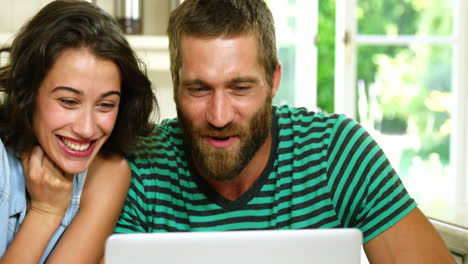 Pareja-Sonriendo-Y-Riendo-Frente-A-Una-Computadora-Portátil