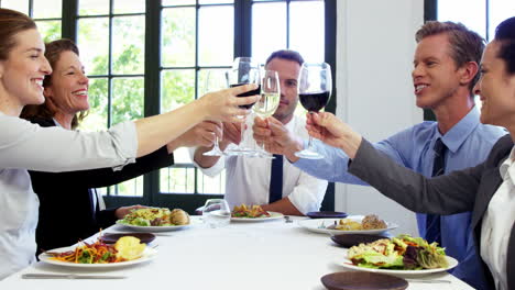 Gente-De-Negocios-Brindando-Y-Almorzando