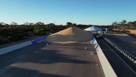 Montón-De-Grano-En-El-Centro-De-Almacenamiento-Y-Distribución,-Industria-En-Australia-Occidental