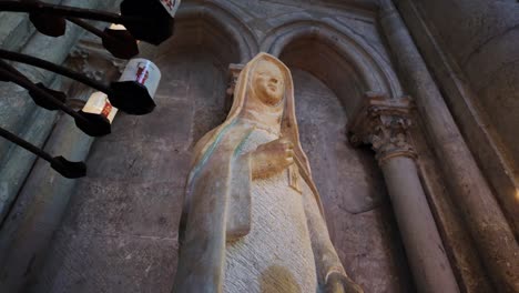 Detalles-De-La-Estatua-Interior-De-La-Catedral-Gótica-De-San-Julián,-Le-Mans-En-Francia