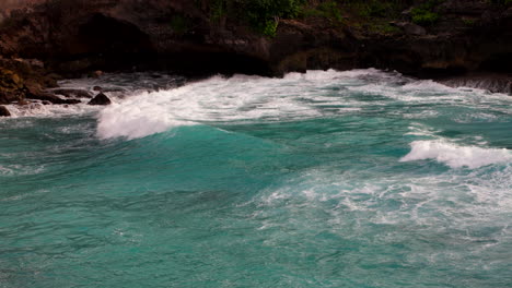 Turquoise-Ocean-With-Splashing-Waves-In-Blue-Lagoon-Nusa-Ceningan,-Lembongan,-Bali-Indonesia