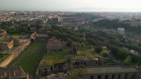 El-Retroceso-Aéreo-Revela-La-Colina-Palatina-Con-El-Coliseo-Romano-Al-Fondo