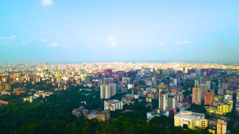 Una-Vista-Del-Paisaje-Urbano-En-La-Megaciudad-De-Dhaka,-Bangladesh---Toma-Aérea-Con-Drones