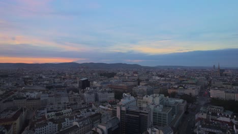 Estableciendo-Una-Toma-Ascendente-Del-Paisaje-Urbano-De-Viena-Después-Del-Atardecer,-Capital-De-Austria