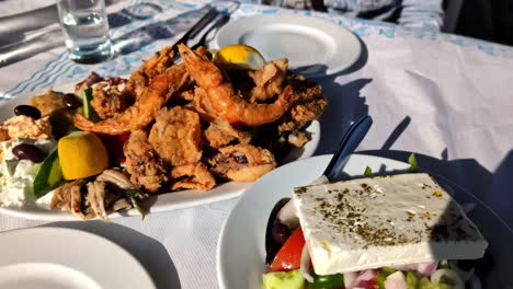 Köstliche-Meeresfrüchte-Und-Griechischer-Salat-Serviert-Und-Bereit-Zum-Essen