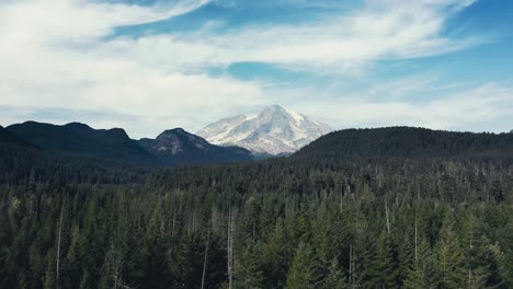 Unglaublich-Schöne-Drohnen-Luftaufnahme-Des-Mount-Rainier-Im-US-Bundesstaat-Washington