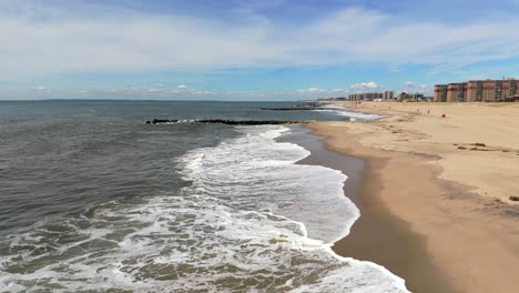 Eine-Luftaufnahme-Von-Wellen,-Die-In-Zeitlupe-An-Den-Strand-Krachen