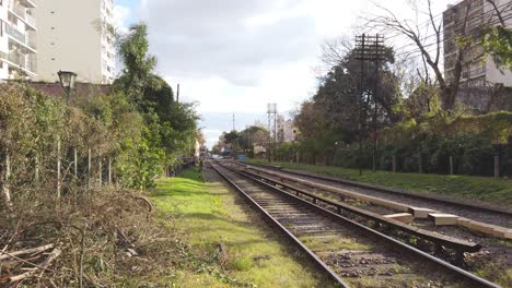 Einspielung-Leere-Bahngleise,-Grüne-Felder,-Vorstadtgebäude-Im-Herbst