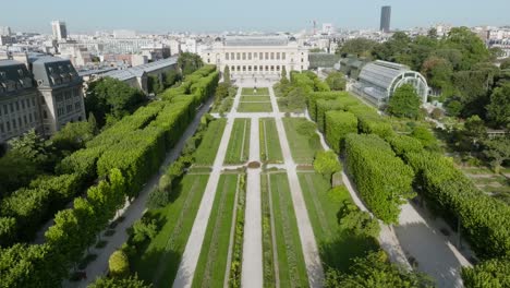 Jardin-Des-Plantes-En-París-Que-Muestra-Cuidados-Jardines-Y-La-Arquitectura-Circundante,-Vista-Aérea