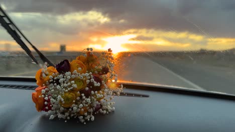 Sonne-Scheint-über-Der-Straße,-Starker-Regen,-Regentropfen-Auf-Der-Windschutzscheibe,-Auto,-Fahrzeug,-Roadtrip,-Reise-In-Den-Iran,-Zagros-Gebirge,-Wolken-Am-Himmel,-Wundervolle-Panoramaaufnahme,-Weite-Sicht-Auf-Paarreise-Ins-Saudische-Hochland