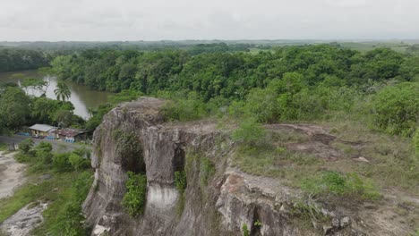 Acantilados-Rocosos-Y-Exuberante-Vegetación-Junto-A-Un-Río-En-Florencia,-Colombia,-Vista-Aérea