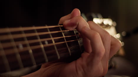 Primer-Plano-Medio-De-Una-Mano-Tocando-Una-Guitarra-Acústica