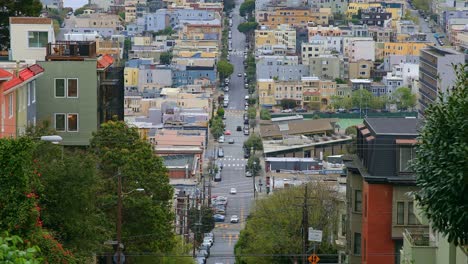 Blick-Auf-Die-Lombard-Street-Mit-Verkehr-Zwischen-Den-Gebäuden-In-San-Francisco,-USA