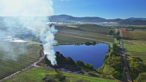 Über-Uns-Ein-Abbrand-Mit-Großer-Rauchsäule-Und-Nähernden-Hügeln-Und-Nebel-Im-Yarra-Valley-In-Der-Nähe-Von-Yarra-Glen,-Victoria,-Australien