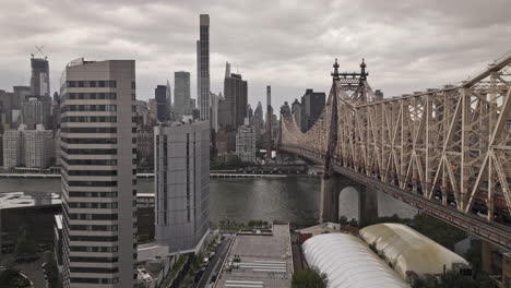 NYC-New-York-Luftaufnahme-V319-Drohnenüberflug-über-East-River-Und-Roosevelt-Island-Entlang-Der-Queensboro-Bridge-In-Richtung-Ostseite-Von-Manhattan,-Erfassung-Des-Urbanen-Stadtbildes-–-Aufgenommen-Mit-Mavic-3-Pro-Cine-–-September-2023