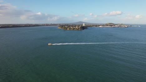 Schnellboot-Fährt-Im-Waitemata-Harbour-Und-Hinterlässt-Kielwasser-In-Der-Nähe-Von-Stanley-Point,-Auckland,-Neuseeland