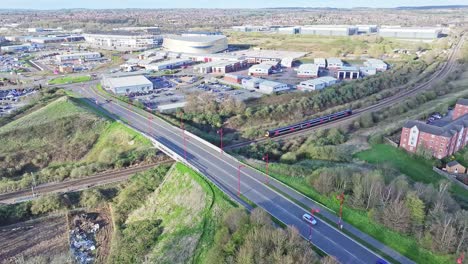 Eine-Eisenbahn-Verläuft-über-Dem-Pride-Parkway-A6-In-Der-Nähe-Der-Derby-Arena