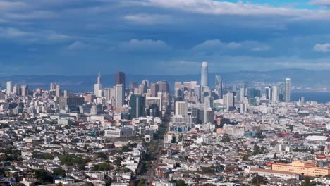 Espectacular-Toma-De-Drones-Del-Sombrío-Centro-De-San-Francisco,-California