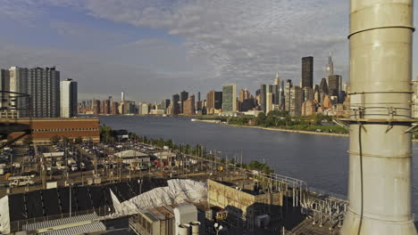 Nyc-Nueva-York-Antena-V394-Drone-Sobrevuelo-Hunter&#39;s-Point-A-Través-Del-East-River-Capturando-La-Isla-Roosevelt-Y-El-Paisaje-Urbano-Del-Centro-Y-El-Bajo-Manhattan-Al-Amanecer---Filmado-Con-Mavic-3-Pro-Cine---Septiembre-De-2023