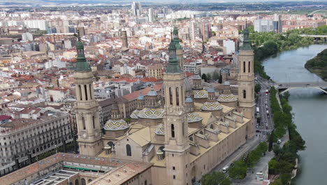 Aerial-Shot-Of-Landmark-Cathedral-Church-In-Zaragoza,-Spain