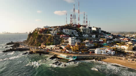 Vista-Aérea-Lejos-De-La-Colina-De-La-Hielera-Y-El-Malecón,-Puesta-De-Sol-En-Mazatlán,-México