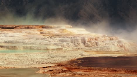 Amplia-Toma-Panorámica-Estática-De-Un-Terreno-Planetario-Alienígena-Con-Vapor-Saliendo-De-Una-Mesa-De-Color-Marte