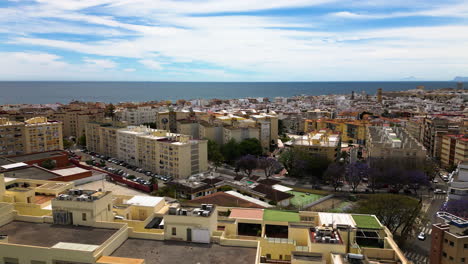 Paisaje-Urbano-De-Estepona-Y-Horizonte-Marino,-Vista-Panorámica-Aérea