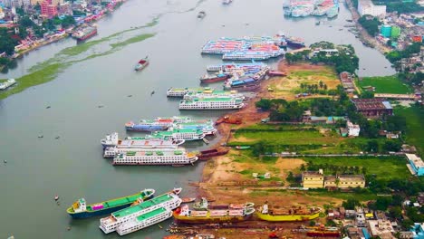 Barcos-Amarrados-Para-Reparación-En-Muelles-Concurridos-En-El-Río-Buriganga,-Ciudad-De-Dhaka---Bangladesh