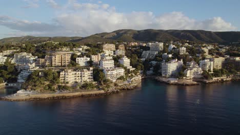 Wunderschöne-Luftaufnahme-Eines-Schicken-Resorthotels-Auf-Mallorca,-Spanien