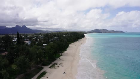 Drohnenaufnahme-Der-Küste-Von-Oahu-Mit-Aufziehenden-Dunklen-Wolken