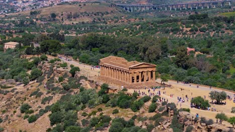 Vista-Aérea-A-Vista-De-Pájaro-Sobre-El-Templo-De-La-Concordia---Agrigento,-Sicilia,-Italia