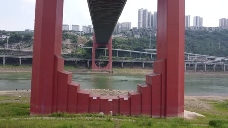 Menschen-Machen-Urlaub-Und-Campen-Unter-Der-Brücke