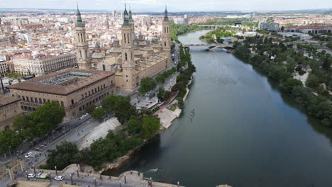 Fluss-Ebro-Und-Kirche-In-Saragossa,-Spanien