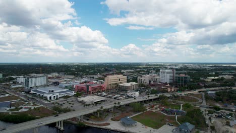 Toma-Aérea-De-Un-Dron-Mirando-Hacia-El-Centro-De-Fort-Myers,-Florida,-En-Un-Buen-Día