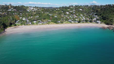 Mawhitipana-Bay,-Blaues-Wasser-Und-Palm-Beach-Auf-Waiheke-Island,-Auckland,-Neuseeland