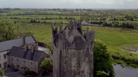 Castillo-De-Claregalway-Con-Una-Antigua-Casa-En-La-Cima-Junto-Al-Río-Clare-En-Las-Afueras-De-Galway