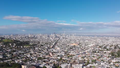 Disparo-De-Un-Dron-Volando-Lentamente-Hacia-El-Centro-De-San-Francisco-A-Mediodía