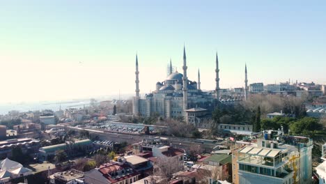Iconic-Blue-Mosque-in-Istanbul,-Turkey,-with-its-majestic-domes,-minarets,-lining-up-the-cityscape-landmarks