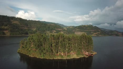 Isla-Aislada-Con-Vegetación-En-El-Lago-Bunyonyi-En-Uganda