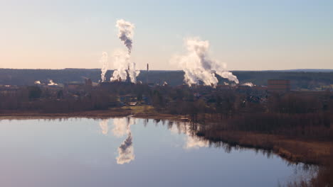 -Fabrik-Stößt-Schädliche-Treibhausgase-Aus,-Spiegelbild-Im-See