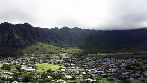 Drone-shot-of-the-town-of-Waimānalo-sitting-underneath-the-Kuli‘ou‘ou-Forest-Reserve-on-Oahu